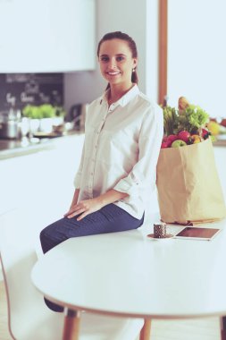 Masaj masasında uzanmış gözleri kapalı rahatlayan genç bir kadın. - Kadın. Spa salonu