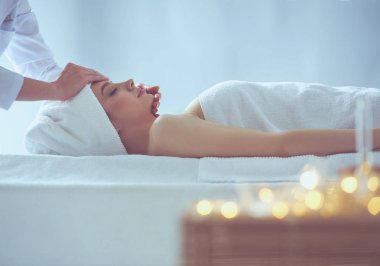 Spa yalan maskesi, sahip güzel bir kadın. Kadın. Spa Salonu