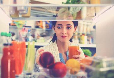 Mavi üniformalı gülümseyen kurye servis konseptine paket kutusu teslim eden teslimatçı. Mavi üniformalı gülümseyen teslimatçı.