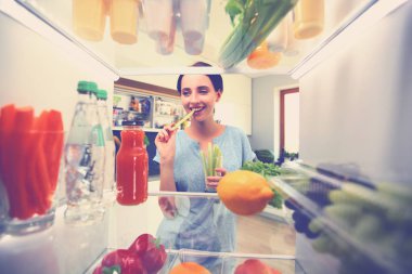 Mavi üniformalı gülümseyen kurye servis konseptine paket kutusu teslim eden teslimatçı. Mavi üniformalı gülümseyen teslimatçı.