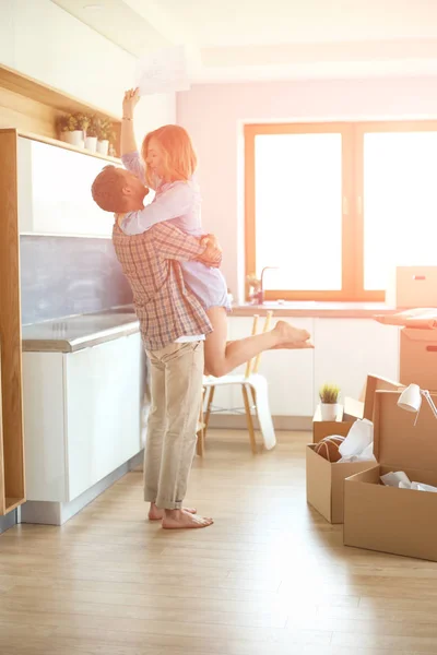 Retrato de una joven pareja mudándose a un nuevo hogar. Pareja joven — Foto de Stock