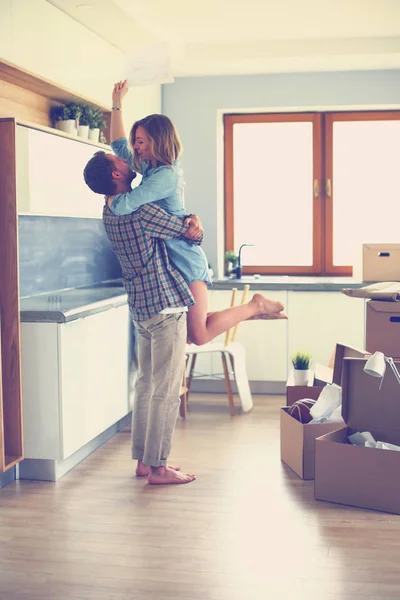 Retrato de um jovem casal a mudar-se para uma nova casa. Casal jovem — Fotografia de Stock