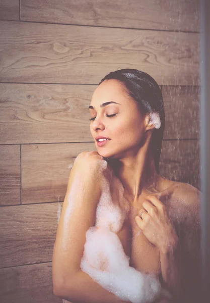 Giovane bella donna sotto doccia in bagno . — Foto Stock