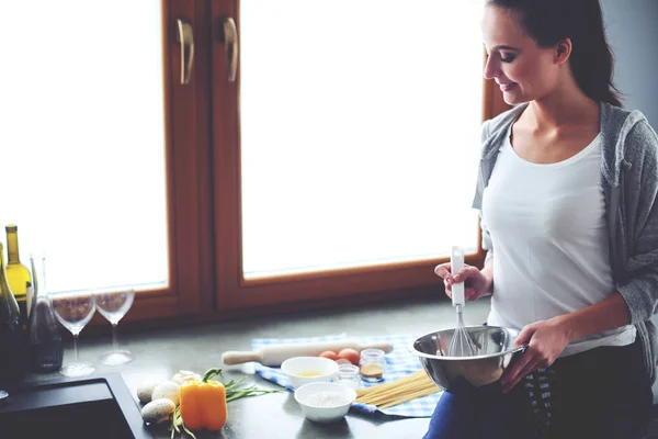 Joven mujer planeando gastos y pagando facturas en su cocina . — Foto de Stock