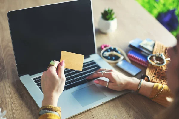 Jovem em uma pausa para café ou aproveitando a pausa para café, usando o computador portátil. — Fotografia de Stock