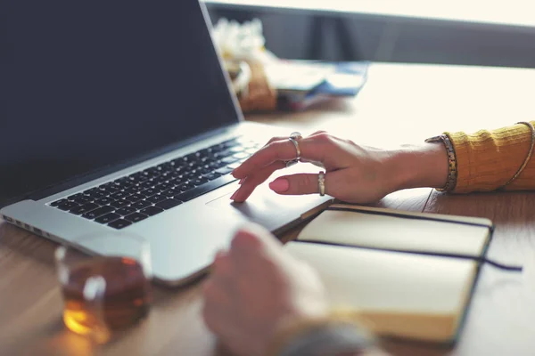 Junge Frau in der Kaffeepause oder in der Kaffeepause, mit Laptop. — Stockfoto