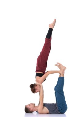 Mavi üniformalı gülümseyen kurye servis konseptine paket kutusu teslim eden teslimatçı. Mavi üniformalı gülümseyen teslimatçı.