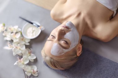 Genç bir çift yeni ev içinde hareket. Oturma ve açma sonra rahatlatıcı. Bir şey üstünde laptop arıyorum. Genç Çift