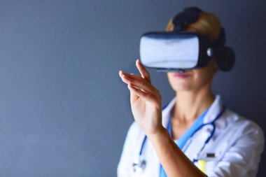 Genç beautyful kadın banyoda duş altında.