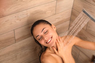 Genç beautyful kadın banyoda duş altında.