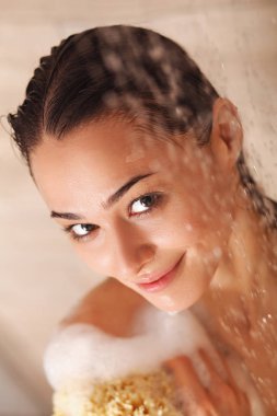 Genç beautyful kadın banyoda duş altında.