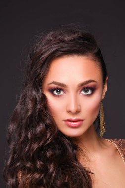 Abiye siyah arka plan üzerine güzel genç kadın.