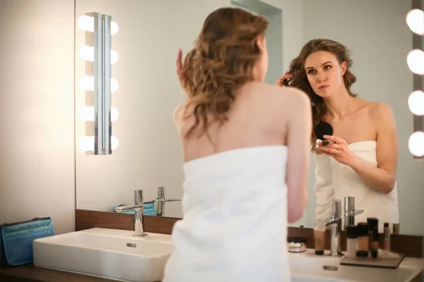 Bella giovane donna in abito da sera su sfondo nero . — Foto Stock