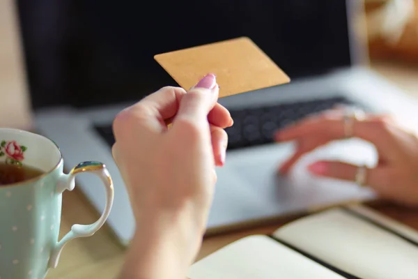 Jovem em uma pausa para café ou aproveitando a pausa para café, usando o computador portátil. — Fotografia de Stock