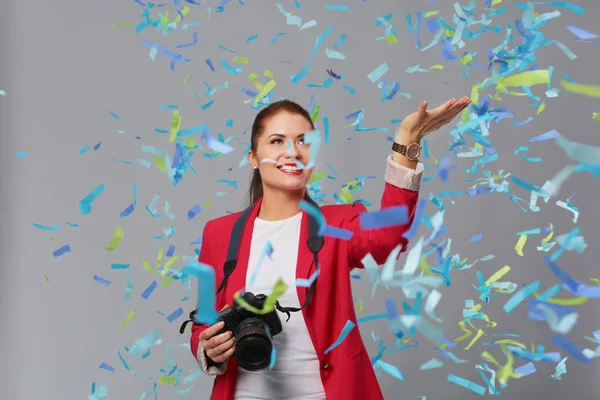 Hermosa mujer feliz con cámara en la fiesta de celebración con confeti. Cumpleaños o Nochevieja celebrando el concepto —  Fotos de Stock