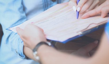 Mavi üniformalı gülümseyen kurye servis konseptine paket kutusu teslim eden teslimatçı. Mavi üniformalı gülümseyen teslimatçı.