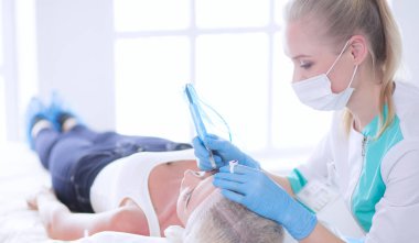 Kaşlar için kalıcı makyaj. Güzellik salonunda kalın kaşlı güzel bir kadın.