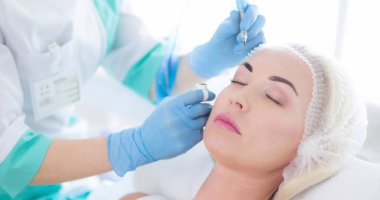 Kaşlar için kalıcı makyaj. Güzellik salonunda kalın kaşlı güzel bir kadın.