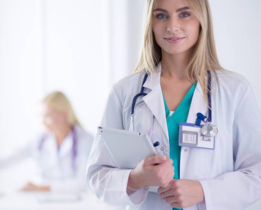 Güzel kadın elinde şırıngayla doktorun yanında duruyor.