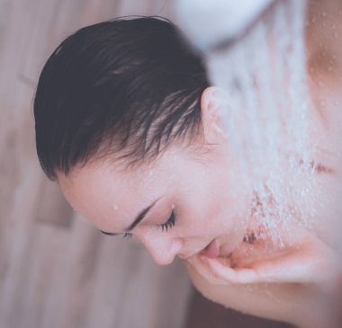 Genç beautyful kadın banyoda duş altında