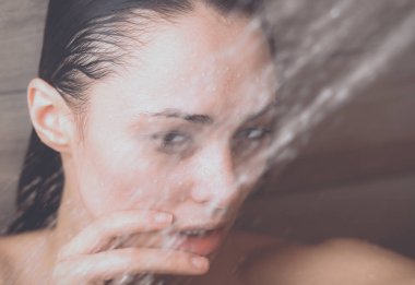 Genç beautyful kadın banyoda duş altında.