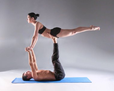 Genç çift Acro yoga mat Studio birlikte uygulamak. Acroyoga. Çift yoga. Ortak yoga.