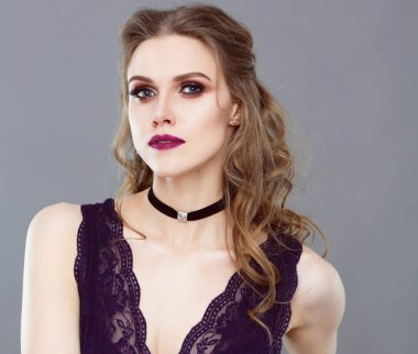 Güzel genç kadın yüz portresi. Gri arka plan üzerinde izole.