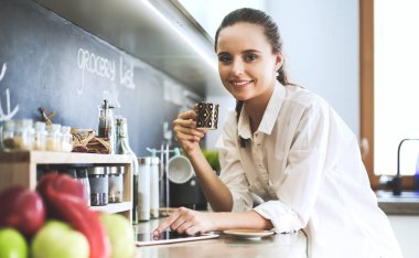 mutfak arka planı duran genç bir kadın portresi.