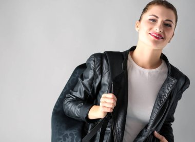 gri şık siyah ceketli güzel genç esmer kadın portresi.