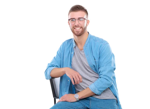 Jovem sentado na cadeira isolado sobre fundo branco. Startupper. Jovem empresário . — Fotografia de Stock