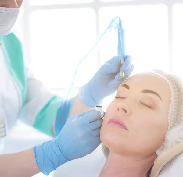 Permanent makeup for eyebrows. Closeup of beautiful woman with thick brows in beauty salon — Stock Photo, Image