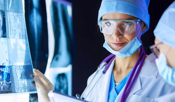 Δύο γυναίκες γιατροί βλέπουν ακτινογραφίες σε νοσοκομείο.. — Φωτογραφία Αρχείου