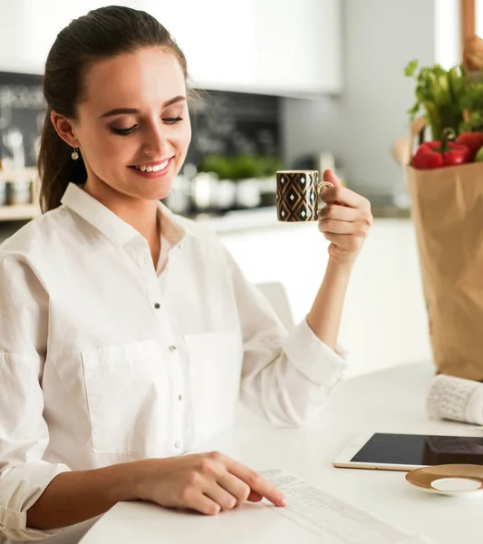 Young woman planning expenses and paying bills on her kitchen. — Stock Photo, Image