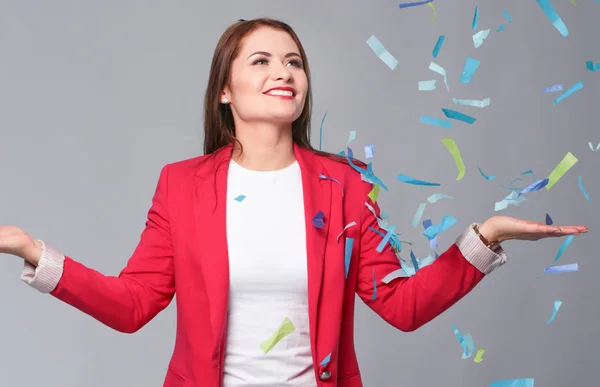 Bella donna felice alla festa di festa con coriandoli. Compleanno o Capodanno celebrando il concetto . — Foto Stock