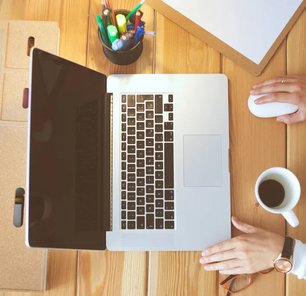 Jonge vrouw werkend zittend aan een bureau. — Stockfoto