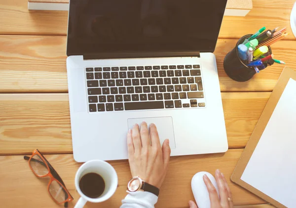 Jonge vrouw werkend zittend aan een bureau. — Stockfoto