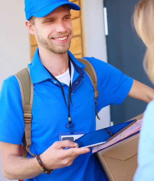 Усміхнений чоловік доставки в синій формі доставки посилки до отримувача концепція кур'єрської служби — стокове фото