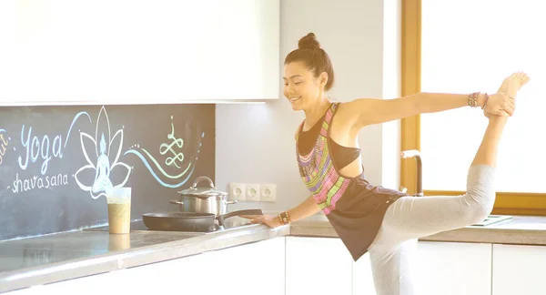 Chica de fitness cocinar alimentos saludables en la cocina. Una mujer. Cocina. Cocinar — Foto de Stock