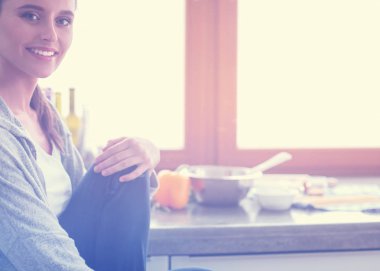 Mutfaktaki kadın. Mutfakta yemek yapmak..