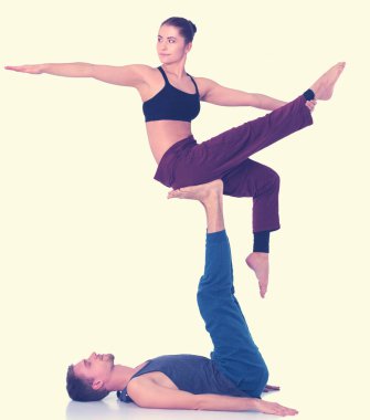 Genç atletik çift pratik acroyoga. Çiftinde Dengeleme