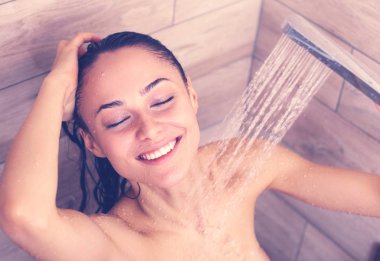 Genç beautyful kadın banyoda duş altında.