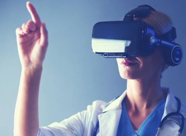 Sanal gerçeklik gözlüğü takan kadın doktor beyaz arka planda izole edilmiş..