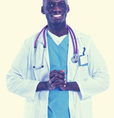 Beyaz arka planda tek başına duran bir doktorun portresi. Doktor bey. Klinik