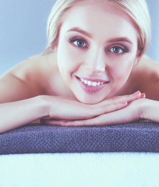 Bir masaj masanın üzerinde yatan, rahatlatıcı bir genç kadın. Kadın. Spa Salonu