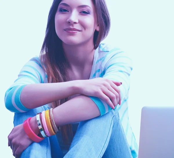 Jonge vrouw met laptop zittend op groen gras. Portreit jonge vrouw — Stockfoto