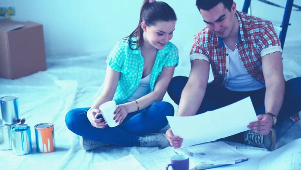 Genç çift katta oturan ve onlar hakkında tasarruf hesaplama