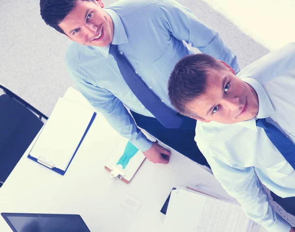 Geschäftsleute, die in einem Büro mit Laptop arbeiten. Geschäftsleute. Arbeit — Stockfoto