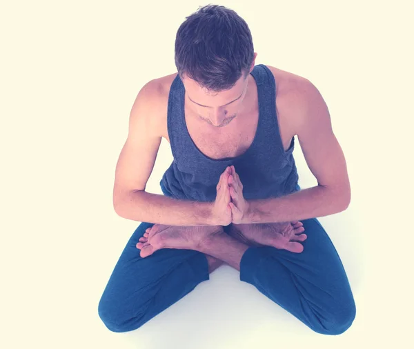 Hombre adulto haciendo ejercicio de yoga sobre fondo blanco — Foto de Stock