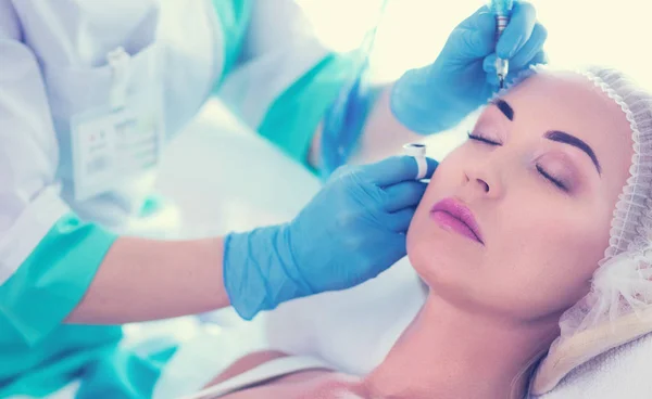 Permanent makeup for eyebrows. Closeup of beautiful woman with thick brows in beauty salon — Stock Photo, Image