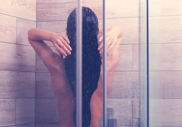 Tineri femeie frumoasă sub duș în baie — Fotografie, imagine de stoc